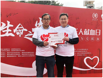 歐（ōu）凱（kǎi）朱總與夥（huǒ）伴合影