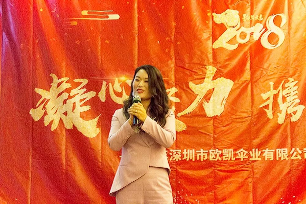 羞羞的网站在线观看傘業董事長黃曉玲女士致辭（cí）