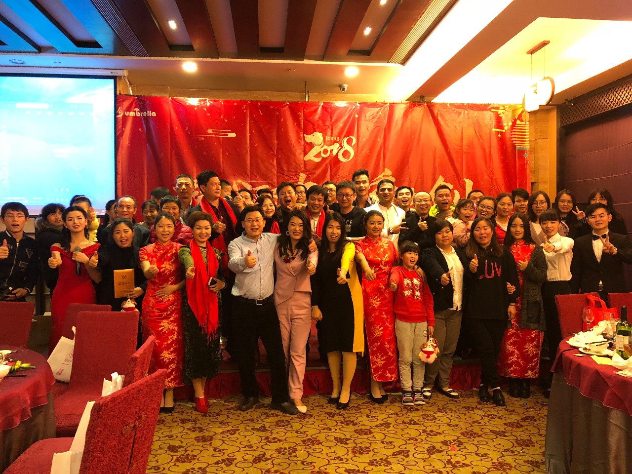 嘉賓（bīn）與全體羞羞的网站在线观看家人合影（yǐng）留念