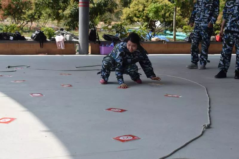 穿（chuān）越黑洞